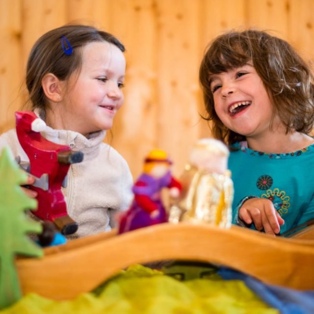 Le jeu libre au jardin d'enfants école maternelle Steiner Waldorf
